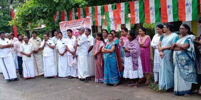 ആറാട്ടുപുഴ വില്ലേജ് ഓഫീസ് ഉപരോധിച്ചു ആറാട്ടുപുഴ വില്ലേജ് ഓഫീസ് ഉപരോധിച്ചു