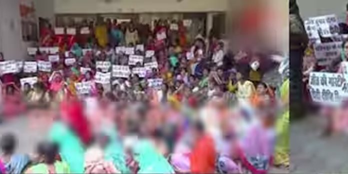 ബിജെപിയിലും കോണ്ഗ്രസിലും അനുയായികളുടെ പ്രതിഷേധം തെരുവിൽ ബിജെപിയിലും കോണ്ഗ്രസിലും അനുയായികളുടെ പ്രതിഷേധം തെരുവിൽ