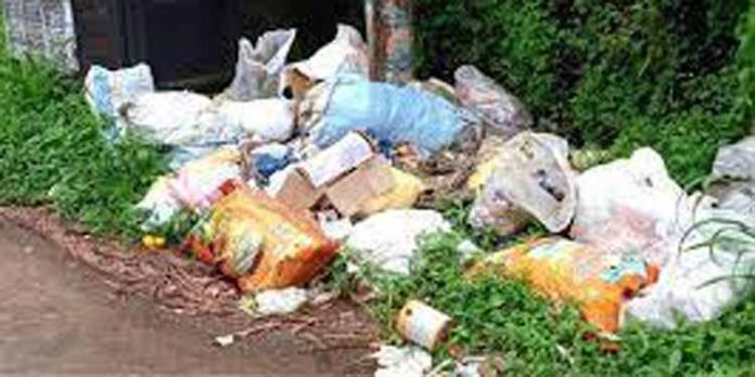 സ്കൂൾ കോമ്പൗണ്ടിൽ മാലിന്യം തള്ളി ; നടപടിയെടുക്കാതെ അധികൃതര് സ്കൂൾ കോമ്പൗണ്ടിൽ മാലിന്യം തള്ളി ; നടപടിയെടുക്കാതെ അധികൃതര്