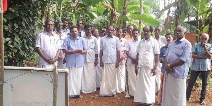 എം ആർ ചന്ദ്രശേഖരപിള്ള അനുസ്മരണം ; സ്മൃതി മണ്ഡപത്തിൽ പുഷ്പ്പാർച്ചന നടത്തി എം ആർ ചന്ദ്രശേഖരപിള്ള അനുസ്മരണം ; സ്മൃതി മണ്ഡപത്തിൽ പുഷ്പ്പാർച്ചന നടത്തി