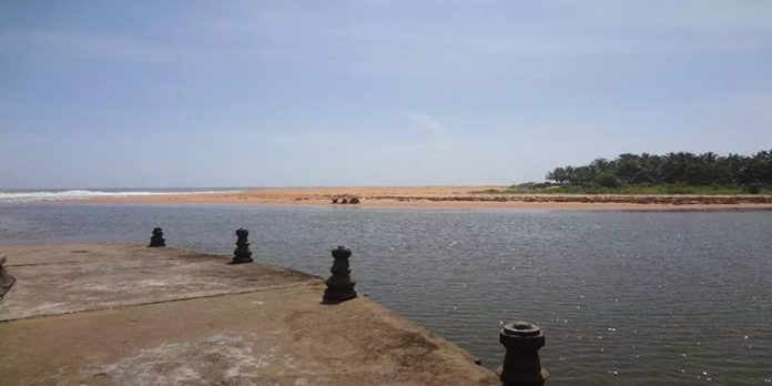 വേളി കായൽ ഗതിമാറി ഒഴുകുന്നു: തീരവാസികൾ ആശങ്കയില് വേളി കായൽ ഗതിമാറി ഒഴുകുന്നു: തീരവാസികൾ ആശങ്കയില്