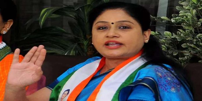 നടി വിജയശാന്തി ബി.ജെ.പി വിട്ടു; കോണ്ഗ്രസിലേക്ക് നടി വിജയശാന്തി ബി.ജെ.പി വിട്ടു; കോണ്ഗ്രസിലേക്ക്