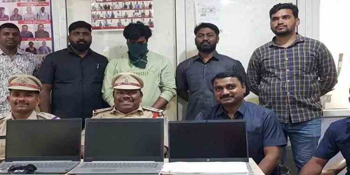 പള്ളികളിൽ നമസ്കരിക്കാനെത്തുന്നവരുടെ ലാപ്ടോപ് മോഷ്ടിക്കുന്ന കള്ളൻ പിടിയിൽ പള്ളികളിൽ നമസ്കരിക്കാനെത്തുന്നവരുടെ ലാപ്ടോപ് മോഷ്ടിക്കുന്ന കള്ളൻ പിടിയിൽ