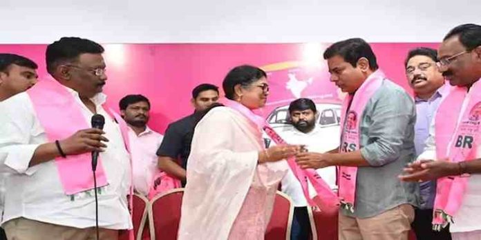 പല്ലവയ് ശ്രാവന്തി കോൺഗ്രസ് പാർട്ടി വിട്ട് ബി.ആർ.എസിൽ ചേർന്നു പല്ലവയ് ശ്രാവന്തി കോൺഗ്രസ് പാർട്ടി വിട്ട് ബി.ആർ.എസിൽ ചേർന്നു
