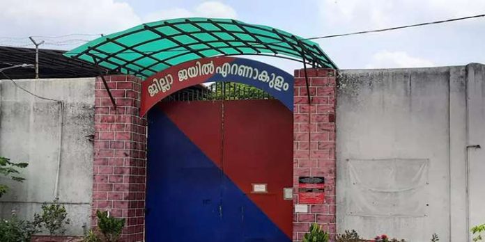 കാക്കനാട് ജില്ല ജയിലിൽ പ്രതികൾ ഏറ്റുമുട്ടി: ഒരാൾക്ക് പരിക്ക് കാക്കനാട് ജില്ല ജയിലിൽ പ്രതികൾ ഏറ്റുമുട്ടി: ഒരാൾക്ക് പരിക്ക്