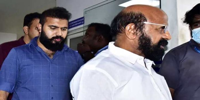 കള്ളപ്പണം വെളുപ്പിക്കൽ കേസിൽ ഭാസുരാംഗനെയും മകനെയും കസ്റ്റഡിയിൽ വിട്ടു കള്ളപ്പണം വെളുപ്പിക്കൽ കേസിൽ ഭാസുരാംഗനെയും മകനെയും കസ്റ്റഡിയിൽ വിട്ടു