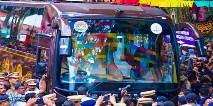 നവകേരള ബസിന് കോഴിക്കോട് അറ്റകുറ്റപ്പണി; ചില്ലുകൾ മാറ്റി നവകേരള ബസിന് കോഴിക്കോട് അറ്റകുറ്റപ്പണി; ചില്ലുകൾ മാറ്റി