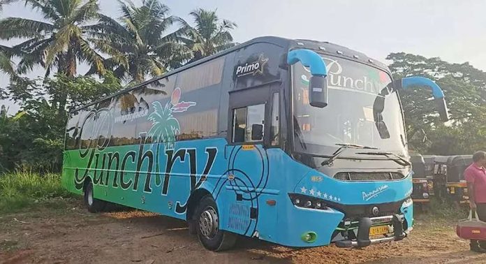 സ്റ്റേജ് കാര്യേജ് ആയി സർവീസ് നടത്തിയ കോൺട്രാക്ട് കാര്യേജ് ബസ് എംവിഡി പിടികൂടി സ്റ്റേജ് കാര്യേജ് ആയി സർവീസ് നടത്തിയ കോൺട്രാക്ട് കാര്യേജ് ബസ് എംവിഡി പിടികൂടി