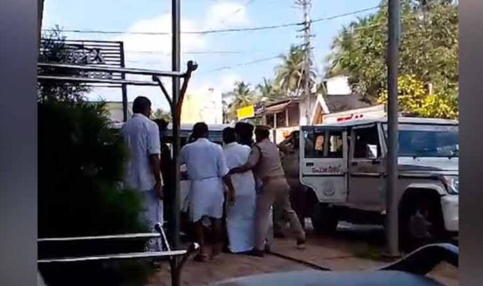 നവകേരളബസിനു നേരെ ചീമുട്ട എറിയാന് ശ്രമം; ഒരാള് കസ്റ്റഡിയില് നവകേരളബസിനു നേരെ ചീമുട്ട എറിയാന് ശ്രമം; ഒരാള് കസ്റ്റഡിയില്