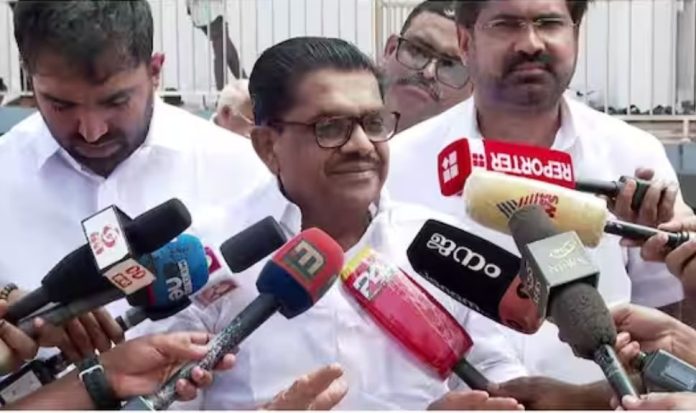 ഈ രീതി ശരിയല്ലെന്ന് ഒറ്റക്കെട്ടായി പറയണമായിരുന്നു’ ; തുറന്നടിച്ച് വിഎം സുധീരൻ ഈ രീതി ശരിയല്ലെന്ന് ഒറ്റക്കെട്ടായി പറയണമായിരുന്നു’ ; തുറന്നടിച്ച് വിഎം സുധീരൻ