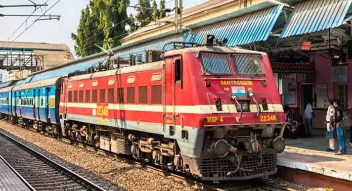 ലോക്കോ പൈലറ്റുമാർ അപ്രതീക്ഷിതമായി ജോലിയിൽ നിന്ന് പിന്മാറി: 2500-ലധികം യാത്രക്കാർ പെരുവഴിയിൽ ലോക്കോ പൈലറ്റുമാർ അപ്രതീക്ഷിതമായി ജോലിയിൽ നിന്ന് പിന്മാറി: 2500-ലധികം യാത്രക്കാർ പെരുവഴിയിൽ