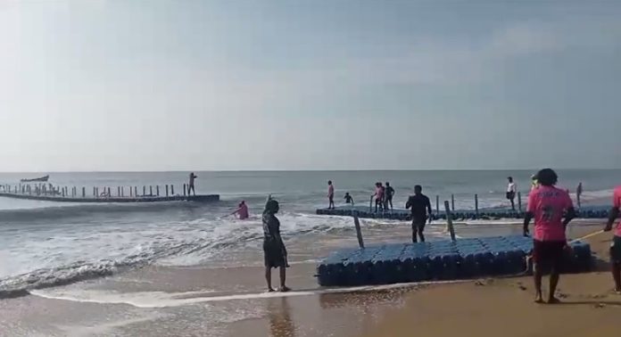 ചാവക്കാട് ബ്ലാങ്ങാട് ബീച്ചിൽ ഫ്ലോട്ടിങ് ബ്രിഡ്ജ് തകർന്നു: ആളപായമില്ല ചാവക്കാട് ബ്ലാങ്ങാട് ബീച്ചിൽ ഫ്ലോട്ടിങ് ബ്രിഡ്ജ് തകർന്നു: ആളപായമില്ല