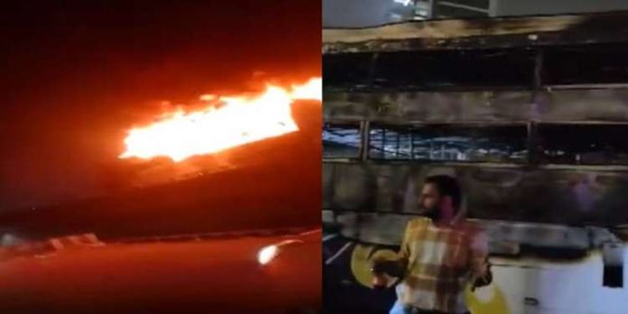 ഡൽഹി-ജയ്പൂർ എക്സ്പ്രസ് വേയിൽ ബസിനു തീപിടിച്ചു : 2 പേർ മരിച്ചു ഡൽഹി-ജയ്പൂർ എക്സ്പ്രസ് വേയിൽ ബസിനു തീപിടിച്ചു : 2 പേർ മരിച്ചു