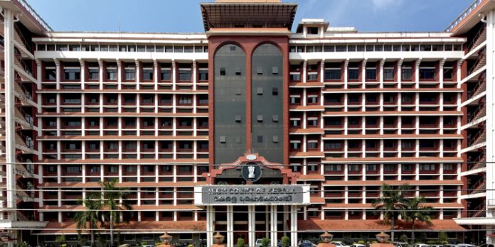 സർക്കാർ കക്ഷിയായ കേസിൽ പ്രതിക്ക് വേണ്ടി വാദിക്കാൻ സർക്കാർ വക്കീൽ : ചോദ്യം ചെയ്ത് ഹൈക്കോടതി – കേസ് മാറ്റി സർക്കാർ കക്ഷിയായ കേസിൽ പ്രതിക്ക് വേണ്ടി വാദിക്കാൻ സർക്കാർ വക്കീൽ : ചോദ്യം ചെയ്ത് ഹൈക്കോടതി – കേസ് മാറ്റി