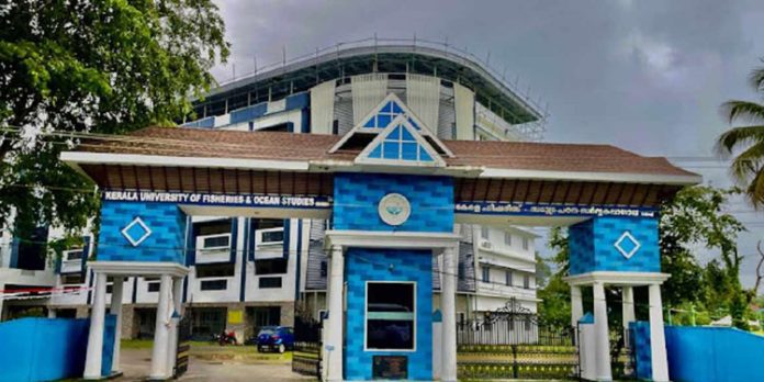 പെൺകുട്ടികളുടെ ശുചിമുറിയിൽ ഒളിക്യാമറ കണ്ടെത്തിയ സംഭവം ; പരാതിയുമായി കുഫോസിലെ വിദ്യാർത്ഥിനികൾ പെൺകുട്ടികളുടെ ശുചിമുറിയിൽ ഒളിക്യാമറ കണ്ടെത്തിയ സംഭവം ; പരാതിയുമായി കുഫോസിലെ വിദ്യാർത്ഥിനികൾ