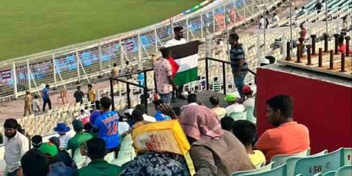 ലോകകപ്പ് വേദിയിൽ പലസ്തീൻ പതാക ; 4 പേർ കസ്റ്റഡിയിൽ ലോകകപ്പ് വേദിയിൽ പലസ്തീൻ പതാക ; 4 പേർ കസ്റ്റഡിയിൽ