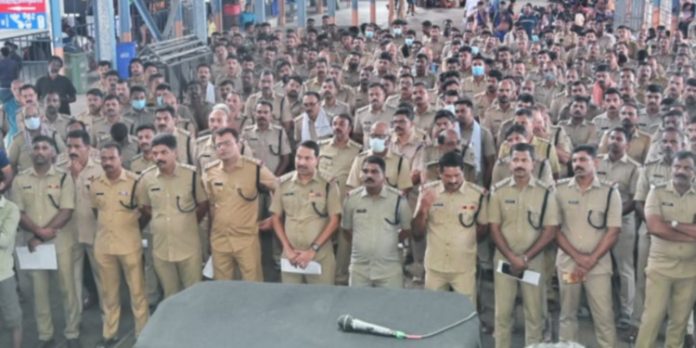 ശബരിമലയിൽ പോലീസിൻ്റെ രണ്ടാം ബാച്ച് ചുമതലയേറ്റു ശബരിമലയിൽ പോലീസിൻ്റെ രണ്ടാം ബാച്ച് ചുമതലയേറ്റു