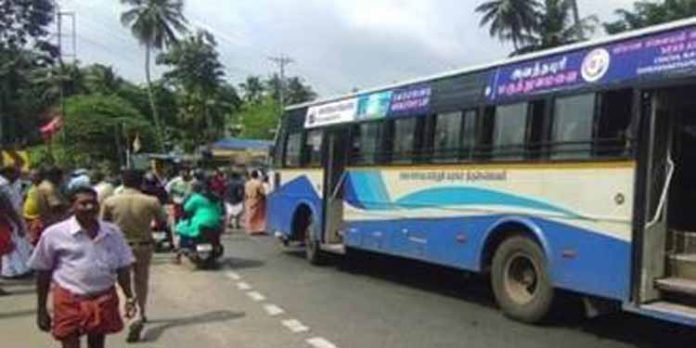 തിരുവനന്തപുരം പാറശ്ശാല കാരാളിയിലുണ്ടായ വാഹനാപകടത്തില് യുവാവ് മരിച്ചു തിരുവനന്തപുരം പാറശ്ശാല കാരാളിയിലുണ്ടായ വാഹനാപകടത്തില് യുവാവ് മരിച്ചു