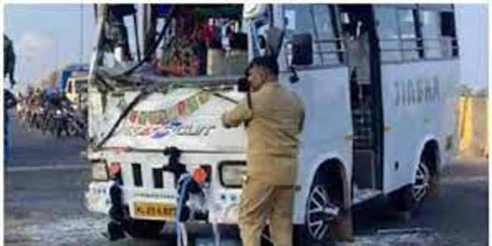 ആലപ്പുഴ ബൈപാസിൽ മിനിബസും മിനി ലോറിയും കൂട്ടിയിടിച്ചു ആലപ്പുഴ ബൈപാസിൽ മിനിബസും മിനി ലോറിയും കൂട്ടിയിടിച്ചു