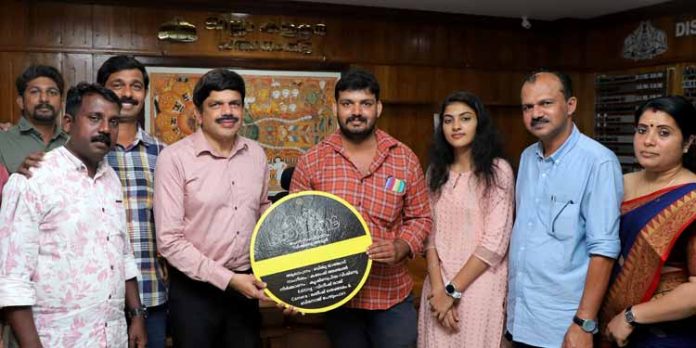 പത്തനംതിട്ടയെ ജില്ലയെ കുറിച്ച് വിഷ്ണു അടൂർ തയ്യാറാക്കിയ സംഗീത ആൽബം പ്രകാശനം ചെയ്തു പത്തനംതിട്ടയെ ജില്ലയെ കുറിച്ച് വിഷ്ണു അടൂർ തയ്യാറാക്കിയ സംഗീത ആൽബം പ്രകാശനം ചെയ്തു