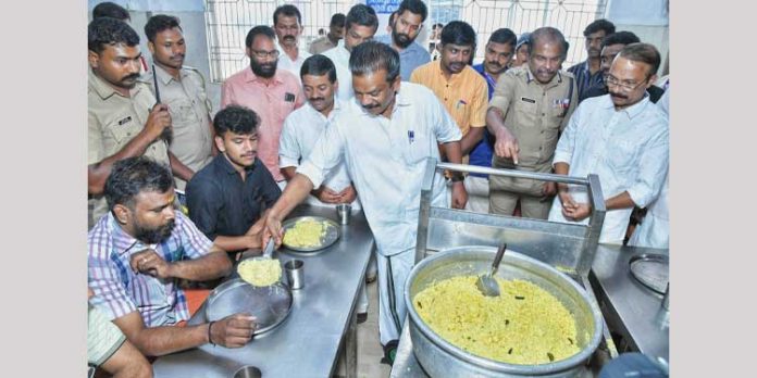 ശബരിമലയില് ദേവസ്വം ബോര്ഡിന്റെ അന്നദാനം തുടങ്ങി ശബരിമലയില് ദേവസ്വം ബോര്ഡിന്റെ അന്നദാനം തുടങ്ങി