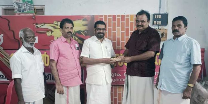 സി.പി.ഐ എഴുമറ്റൂര് മണ്ഡലം കമ്മിറ്റി ശേഖരിച്ച പ്രവര്ത്തനഫണ്ട് ഏറ്റുവാങ്ങി സി.പി.ഐ എഴുമറ്റൂര് മണ്ഡലം കമ്മിറ്റി ശേഖരിച്ച പ്രവര്ത്തനഫണ്ട് ഏറ്റുവാങ്ങി