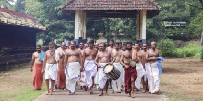 ശ്രീവല്ലഭ മഹാക്ഷേത്രത്തിലെ വൃക്ഷഛേദനം നാളെ (3) നടക്കും ശ്രീവല്ലഭ മഹാക്ഷേത്രത്തിലെ വൃക്ഷഛേദനം നാളെ (3) നടക്കും