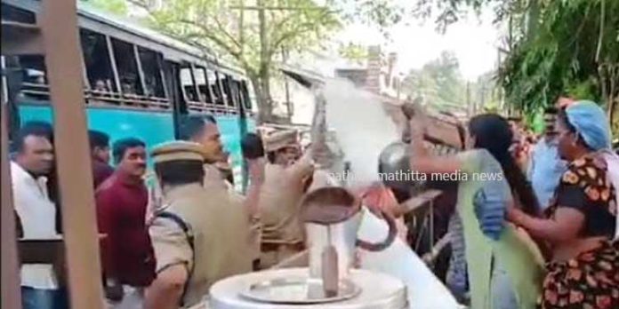 ചെങ്ങന്നൂരിൽ നടപ്പാത കയ്യേറി കച്ചവടം ; ഒഴിപ്പിക്കലിനിടെ ഉദ്യോഗസ്ഥയുടെ ദേഹത്ത് തിളച്ച പാല് ഒഴിച്ചു ചെങ്ങന്നൂരിൽ നടപ്പാത കയ്യേറി കച്ചവടം ; ഒഴിപ്പിക്കലിനിടെ ഉദ്യോഗസ്ഥയുടെ ദേഹത്ത് തിളച്ച പാല് ഒഴിച്ചു