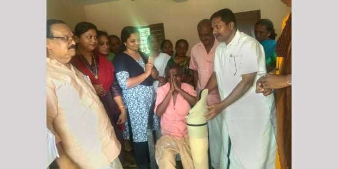 കാൽ നഷ്ടപെട്ട ആൾക്ക് കൃത്രിമ കാൽ നൽകി കാൽ നഷ്ടപെട്ട ആൾക്ക് കൃത്രിമ കാൽ നൽകി