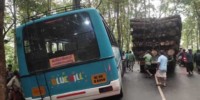 കയറ്റം കയറാനാകാതെ ലോറി : അപകടം ഒഴിവായത് തലനാരിഴക്ക് കയറ്റം കയറാനാകാതെ ലോറി : അപകടം ഒഴിവായത് തലനാരിഴക്ക്