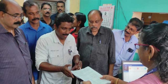 പുതുശ്ശേരിമല കിഴക്ക് വാർഡ് ഉപതെരഞ്ഞെടുപ്പ് ; എൽഡിഎഫ് സ്ഥാനാർഥി നാമനിർദ്ദേശ പത്രിക സമര്പ്പിച്ചു പുതുശ്ശേരിമല കിഴക്ക് വാർഡ് ഉപതെരഞ്ഞെടുപ്പ് ; എൽഡിഎഫ് സ്ഥാനാർഥി നാമനിർദ്ദേശ പത്രിക സമര്പ്പിച്ചു