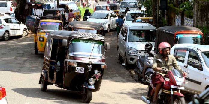 അനധികൃത പാർക്കിങ് ; മല്ലപ്പള്ളി – തിരുവല്ല റോഡിൽ ഗതാഗതക്കുരുക്ക് അനധികൃത പാർക്കിങ് ; മല്ലപ്പള്ളി – തിരുവല്ല റോഡിൽ ഗതാഗതക്കുരുക്ക്