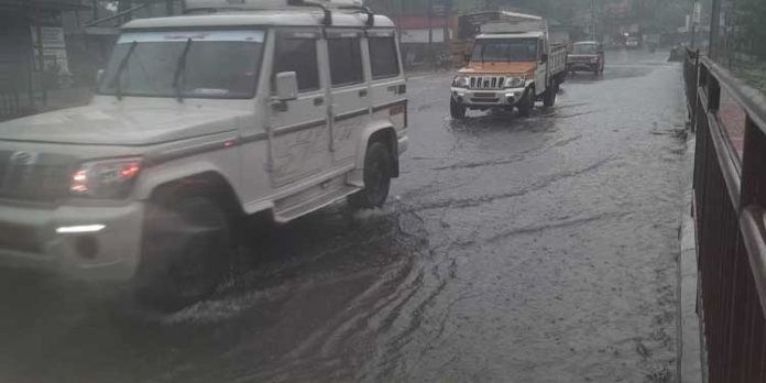 സംസ്ഥാനപാതയിലെ വെള്ളകെട്ട് ശബരിമല മണ്ഡല കാലത്തെ സാരമായി ബാധിക്കും സംസ്ഥാനപാതയിലെ വെള്ളകെട്ട് ശബരിമല മണ്ഡല കാലത്തെ സാരമായി ബാധിക്കും