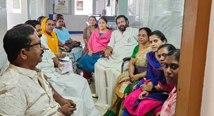 തിരുവല്ല നഗരസഭ എൻജിനിയറിങ് വിഭാഗം എൽഡിഎഫ് കൗൺസിലർമാർ ഉപരോധിച്ചു തിരുവല്ല നഗരസഭ എൻജിനിയറിങ് വിഭാഗം എൽഡിഎഫ് കൗൺസിലർമാർ ഉപരോധിച്ചു