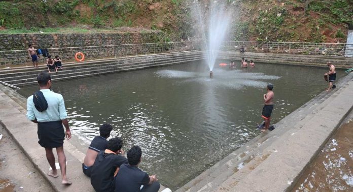 ഭസ്മക്കുളത്തിൽ സ്നാനം നടത്തി അയ്യപ്പ ഭക്തന്മാർ ഭസ്മക്കുളത്തിൽ സ്നാനം നടത്തി അയ്യപ്പ ഭക്തന്മാർ
