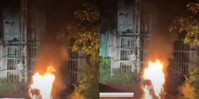 മലപ്പുറത്ത് നിര്ത്തിയിട്ട ഹീറോ ഹോണ്ട സ്പ്ലെണ്ടര് ബൈക്ക് കത്തിനശിച്ചു മലപ്പുറത്ത് നിര്ത്തിയിട്ട ഹീറോ ഹോണ്ട സ്പ്ലെണ്ടര് ബൈക്ക് കത്തിനശിച്ചു