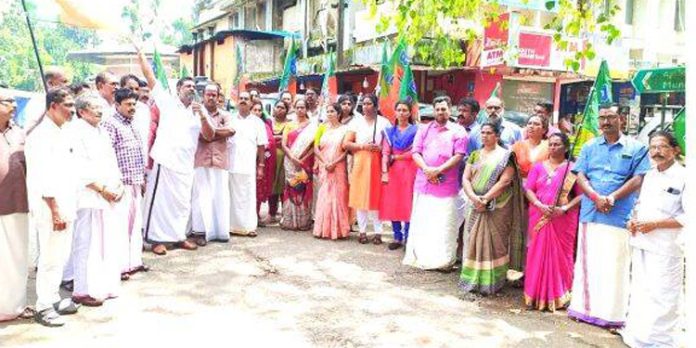ബി.ജെ.പി ചെങ്ങന്നൂര് മണ്ഡലം കമ്മിറ്റി നഗരസഭയ്ക്ക് മുന്നിൽ ധര്ണ നടത്തി ബി.ജെ.പി ചെങ്ങന്നൂര് മണ്ഡലം കമ്മിറ്റി നഗരസഭയ്ക്ക് മുന്നിൽ ധര്ണ നടത്തി