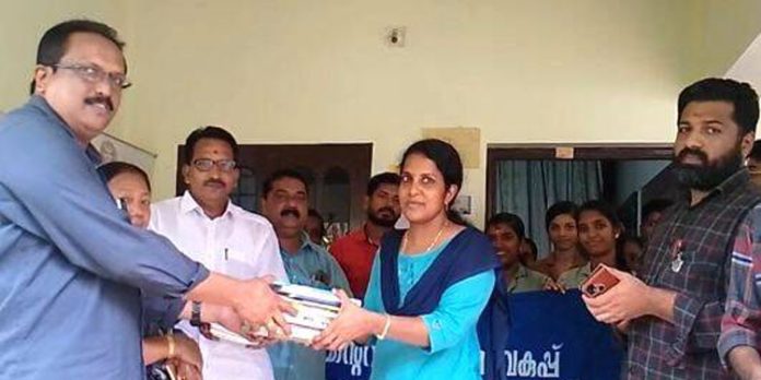 പുസ്തക തണൽ ; കരിമുളയ്ക്കൽ ഇ.എസ്.ഐ ആശുപത്രിയിലേക്ക് 50 ഓളം പുസ്തകങ്ങൾ നൽകി പുസ്തക തണൽ ; കരിമുളയ്ക്കൽ ഇ.എസ്.ഐ ആശുപത്രിയിലേക്ക് 50 ഓളം പുസ്തകങ്ങൾ നൽകി