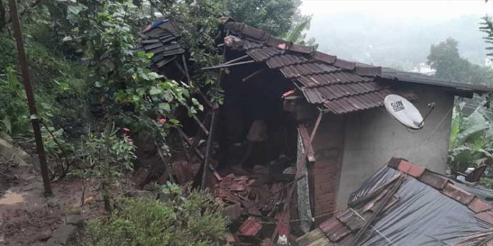 കോന്നി പൊന്തനാംകുഴിമുരുപ്പിൽ മണ്ണിടിച്ചിലിൽ ഒരു വീട് തകർന്നു കോന്നി പൊന്തനാംകുഴിമുരുപ്പിൽ മണ്ണിടിച്ചിലിൽ ഒരു വീട് തകർന്നു