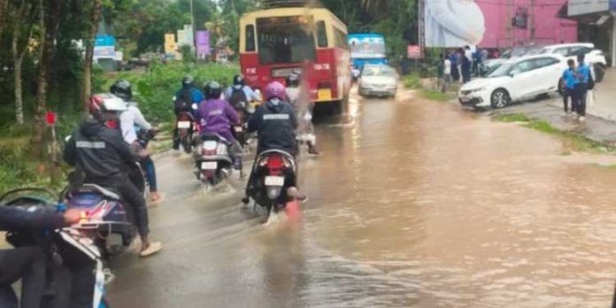 പത്തനംതിട്ട – കോഴഞ്ചേരി വാര്യാപുരത്തിന് സമീപമുള്ള റോഡിൽ വെള്ളം കയറിയതോടെ ഗതാഗതം തടസ്സപ്പെട്ടു പത്തനംതിട്ട – കോഴഞ്ചേരി വാര്യാപുരത്തിന് സമീപമുള്ള റോഡിൽ വെള്ളം കയറിയതോടെ ഗതാഗതം തടസ്സപ്പെട്ടു