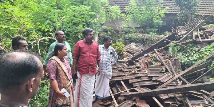 കനത്ത മഴയിൽ നാശനഷ്ടം ഉണ്ടായ കൊക്കാത്തോട്ടിലെ പ്രദേശങ്ങൾ അഡ്വ. കെ യു ജനീഷ് കുമാർ എംഎൽഎ സന്ദർശിച്ചു കനത്ത മഴയിൽ നാശനഷ്ടം ഉണ്ടായ കൊക്കാത്തോട്ടിലെ പ്രദേശങ്ങൾ അഡ്വ. കെ യു ജനീഷ് കുമാർ എംഎൽഎ സന്ദർശിച്ചു
