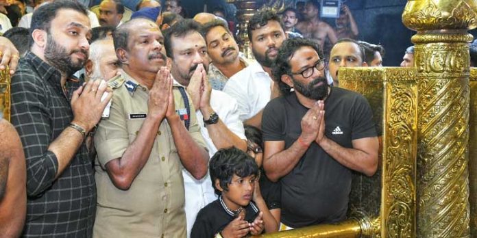 വൃശ്ചിക പുലരിയില് അയ്യനെ കണ്ട് ആയിരങ്ങള് വൃശ്ചിക പുലരിയില് അയ്യനെ കണ്ട് ആയിരങ്ങള്