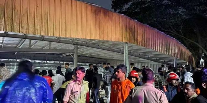 500 വിദ്യാർത്ഥികളെ മാത്രം ഉൾക്കൊള്ളുന്ന ഓഡിറ്റോറിയം ; ഉണ്ടായിരുന്നത് 1000 വിദ്യാർത്ഥികൾ – മഴ വന്നതോടെ 600 പേർ കൂടി ഇരച്ചുകയറി 500 വിദ്യാർത്ഥികളെ മാത്രം ഉൾക്കൊള്ളുന്ന ഓഡിറ്റോറിയം ; ഉണ്ടായിരുന്നത് 1000 വിദ്യാർത്ഥികൾ – മഴ വന്നതോടെ 600 പേർ കൂടി ഇരച്ചുകയറി