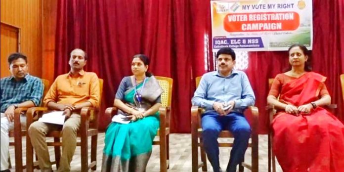 വിദ്യാര്ഥികള് തെരഞ്ഞെടുപ്പ് പ്രക്രിയയില് പങ്കെടുക്കണം : ജില്ലാ കളക്ടര് വിദ്യാര്ഥികള് തെരഞ്ഞെടുപ്പ് പ്രക്രിയയില് പങ്കെടുക്കണം : ജില്ലാ കളക്ടര്