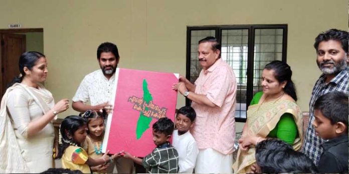 കേരളപിറവി ദിനത്തിൽ എന്റെ പ്രിയപ്പെട്ട കൊച്ചു കേരളം എന്ന ഭീമൻ പുസ്തകവുമായി പ്രിയ ടീച്ചർ കേരളപിറവി ദിനത്തിൽ എന്റെ പ്രിയപ്പെട്ട കൊച്ചു കേരളം എന്ന ഭീമൻ പുസ്തകവുമായി പ്രിയ ടീച്ചർ
