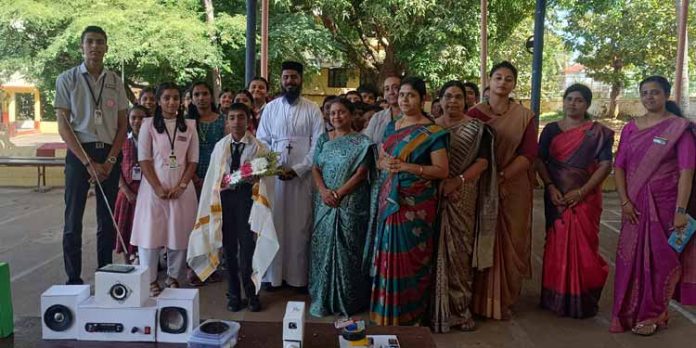 കുട്ടിശാസ്ത്രജ്ഞന് ആദരവുമായി അധ്യാപകരും സഹപാഠികളും കുട്ടിശാസ്ത്രജ്ഞന് ആദരവുമായി അധ്യാപകരും സഹപാഠികളും