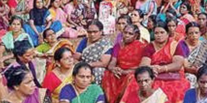 കശുവണ്ടിത്തൊഴിലാളികൾ അനിശ്ചിതകാല സമരം തുടങ്ങി കശുവണ്ടിത്തൊഴിലാളികൾ അനിശ്ചിതകാല സമരം തുടങ്ങി