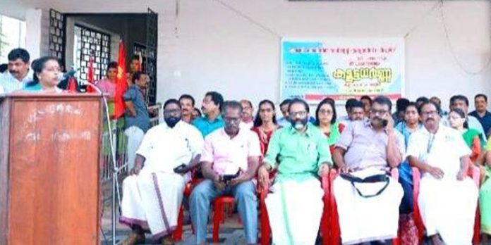 സംസ്ഥാന ജീവനക്കാരുടെയും അദ്ധ്യാപകരുടെയും നേതൃത്വത്തിൽ ധർണ നടത്തി സംസ്ഥാന ജീവനക്കാരുടെയും അദ്ധ്യാപകരുടെയും നേതൃത്വത്തിൽ ധർണ നടത്തി