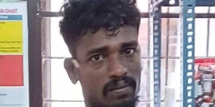 കഞ്ചാവ് പിടികൂടാന് ചെന്ന എക്സൈസ് ഉദ്യോഗസ്ഥരെ വടിവാളിന് വെട്ടി ; രണ്ട് പേര്ക്ക് പരിക്കേറ്റു കഞ്ചാവ് പിടികൂടാന് ചെന്ന എക്സൈസ് ഉദ്യോഗസ്ഥരെ വടിവാളിന് വെട്ടി ; രണ്ട് പേര്ക്ക് പരിക്കേറ്റു
