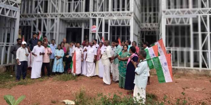 ഏനാത്ത് കോൺഗ്രസ് മണ്ഡലം കമ്മിറ്റിയുടെ നേതൃത്വത്തിൽ ധര്ണ നടത്തി ഏനാത്ത് കോൺഗ്രസ് മണ്ഡലം കമ്മിറ്റിയുടെ നേതൃത്വത്തിൽ ധര്ണ നടത്തി